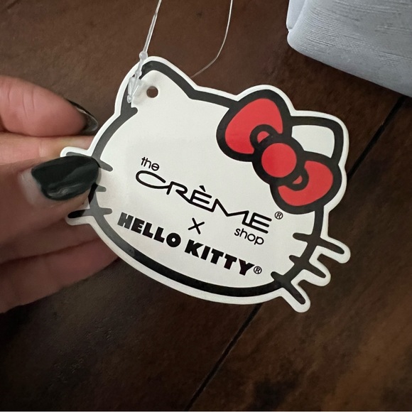 The crème shop x Hello Kitty cosmetics bag and eye gel eye masks - Picture 6 of 14